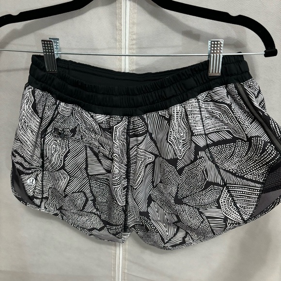 Lululemon Athletica Size 6 2.5 inch inseam - Picture 3 of 4